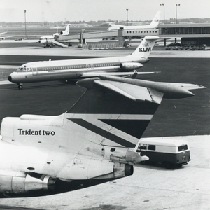 170831 Afbeelding van enkele vliegtuigen op de luchthaven Schiphol.